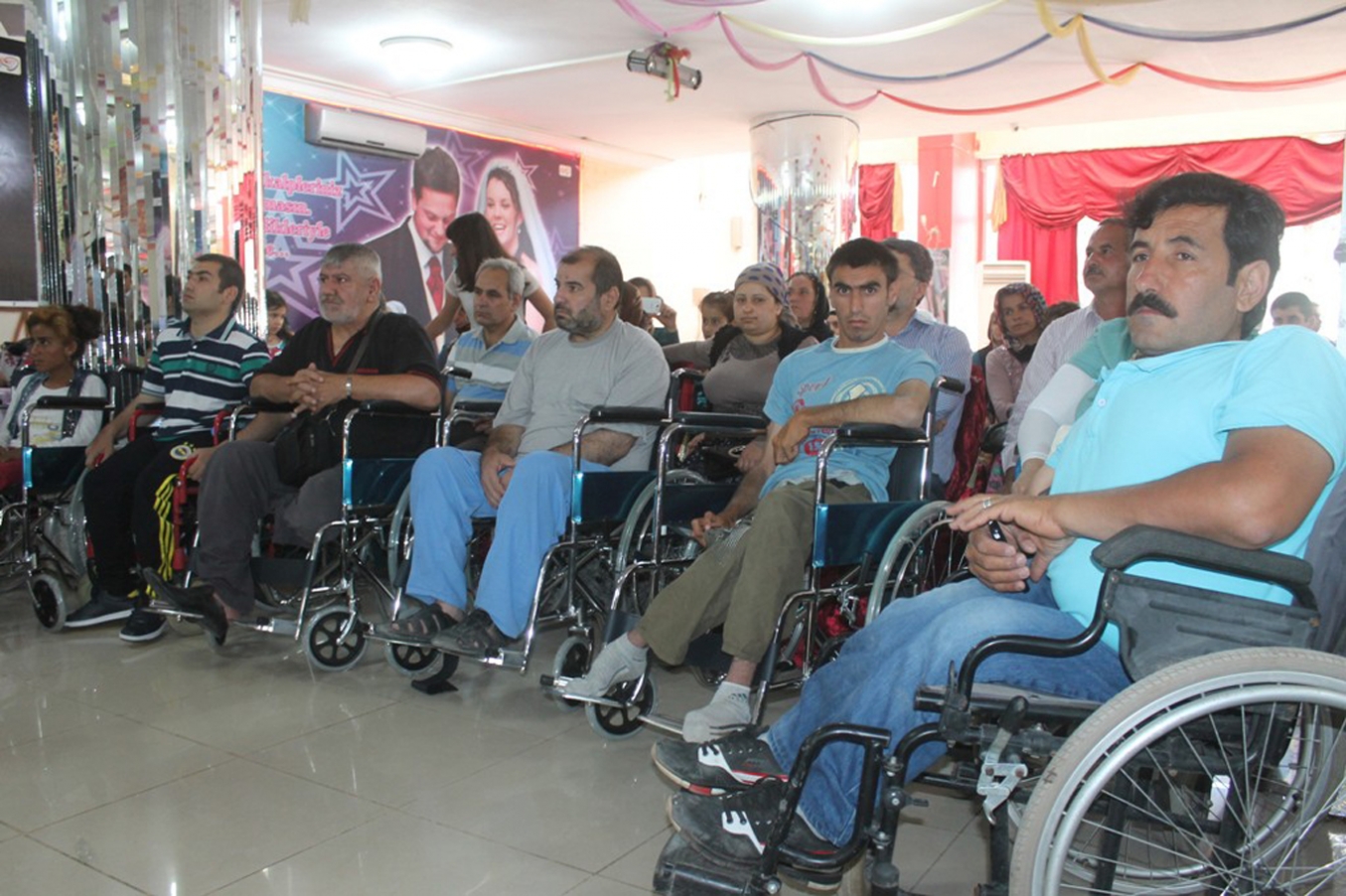 26 engelliye tekerlekli sandalye verildi